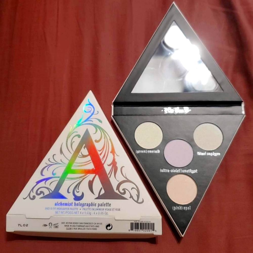 Alchemist holographic palette! Only open to take picture.